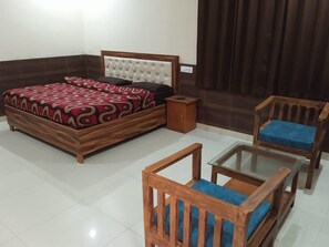 6 bedrooms, WiFi, bed sheets