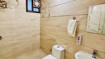 Deluxe Room | Bathroom | Shower, free toiletries, soap, shampoo