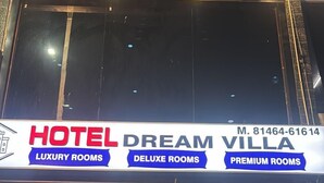 Een hotel met een bord dat aangeeft dat er luxe, deluxe en premium kamers beschikbaar zijn.