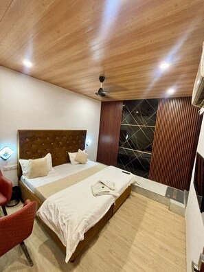 Habitación Deluxe | Camas supletorias, wifi gratis, ropa de cama