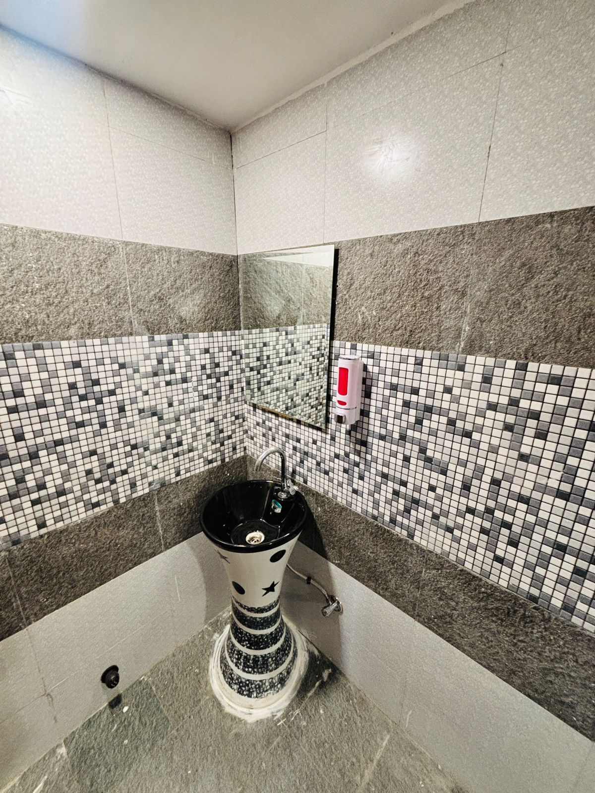 Deluxe Room | Bathroom | Shower, free toiletries, soap, shampoo