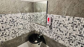 Deluxe Room | Bathroom | Shower, free toiletries, soap, shampoo