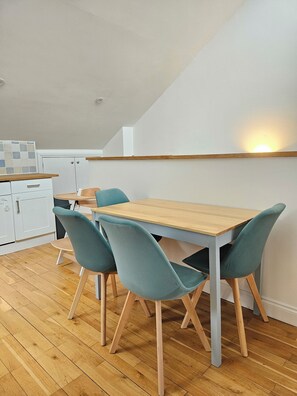 Dining - Stylish Flat in City Centre (Cambridge)
