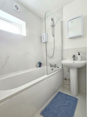 Hair dryer, towels, soap, toilet paper - Stylish Flat in City Centre (Cambridge)