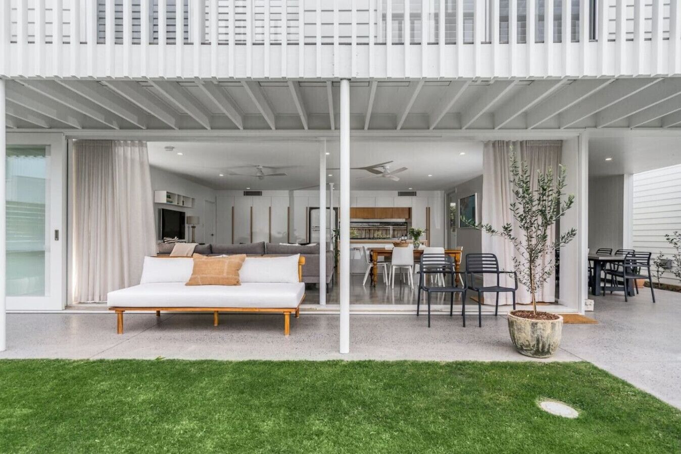 Una televisión, libros