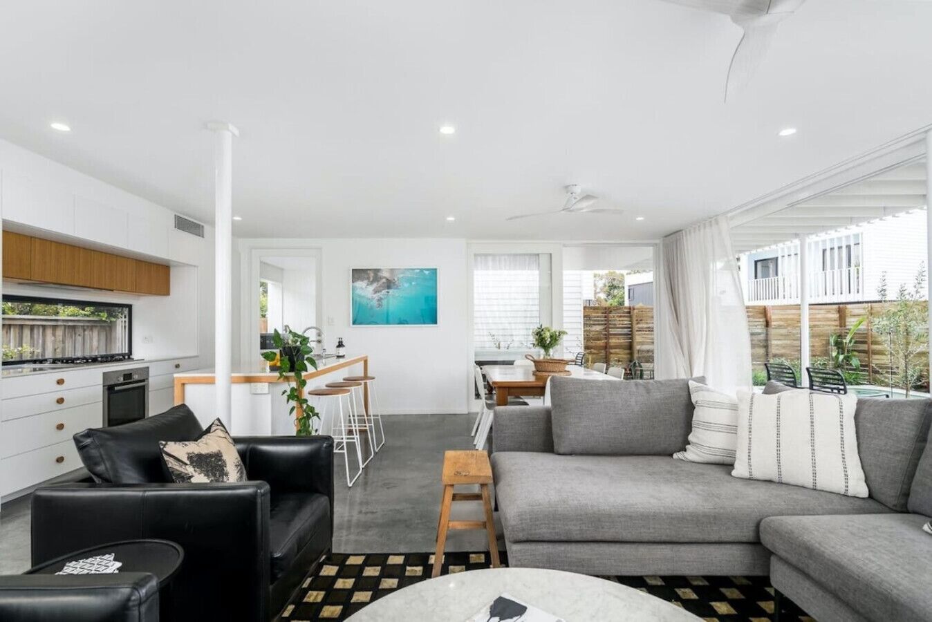 Una televisión, libros