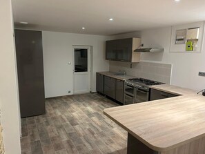 Refrigerador, microondas, horno, placa de cocina