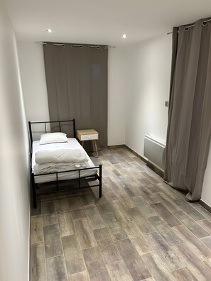 Tabla de planchar con plancha, wifi y ropa de cama