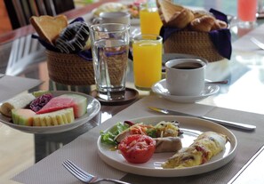 Petit déjeuner continental (150000 IDR par personne)