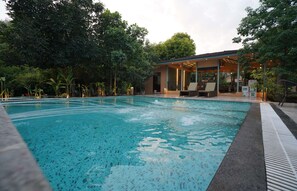 Una piscina al aire libre