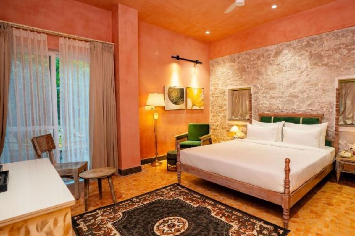 Junior Suite With Bathtub | Escritorio, wifi gratis, ropa de cama