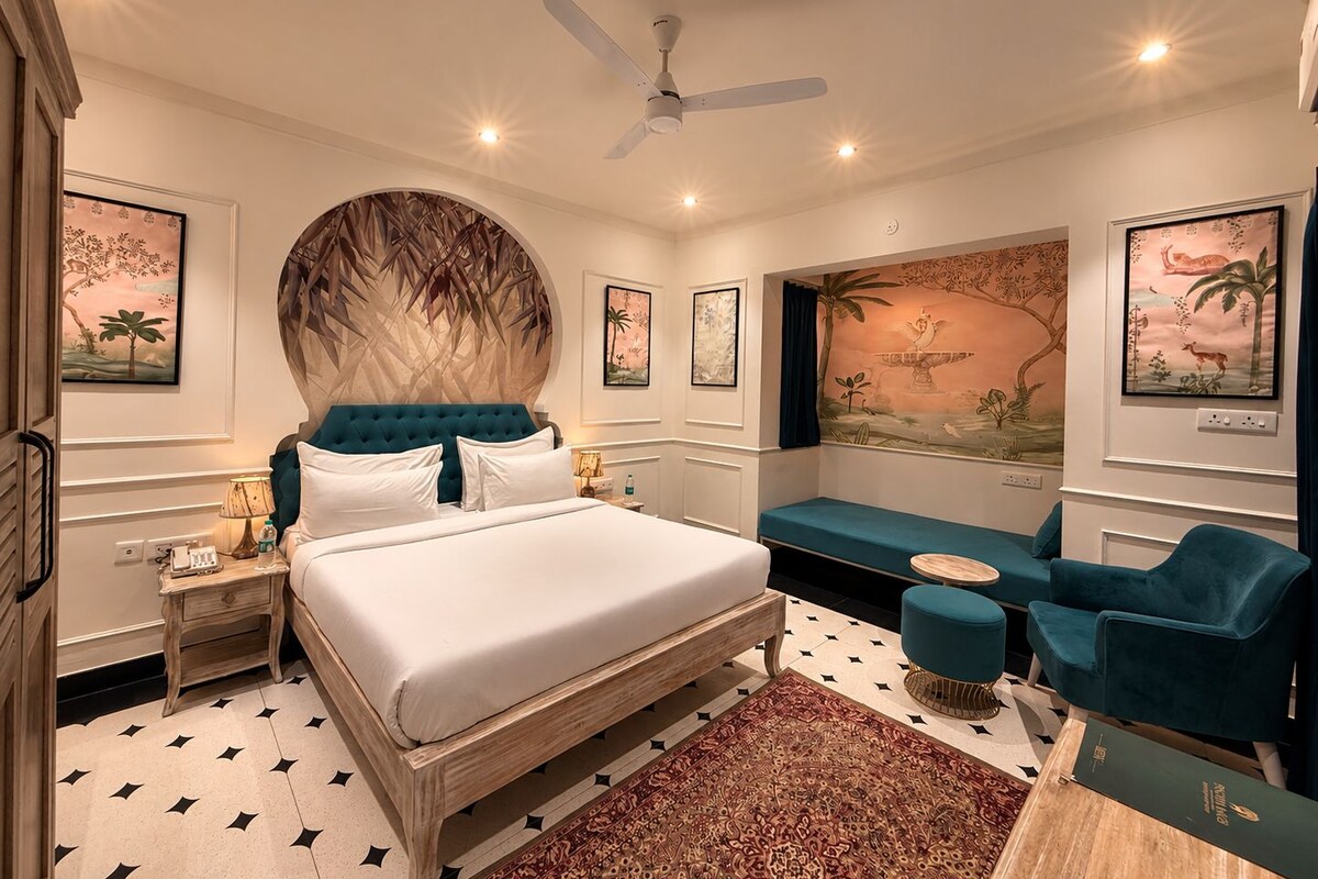Presidential Suite With Bathtub | Desk, WiFi (free), bed sheets