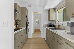 Micro-ondes, four, plaque de cuisson, lave-vaisselle