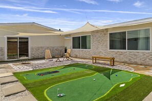 Property grounds - POOL-COURTYARD-GOLF GETAWAY (Midway City)