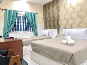 Quarto triplo standard | Escrivaninha, Wi-Fi de cortesia