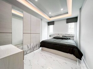 Family House, Non Smoking, Kitchenette | Iron/ironing board, free WiFi