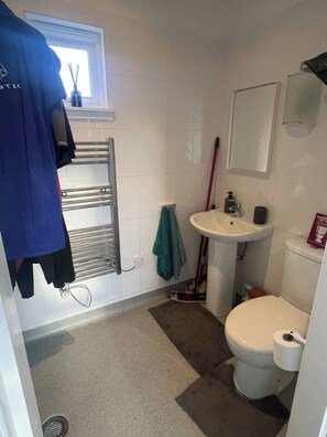 Shower, towels - Bunk bed room for 4 next to the sea (Isle of North Uist)