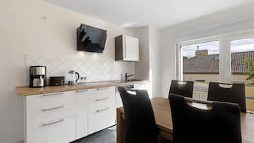 Jääkaappi, mikroaaltouuni, uuni, liesi