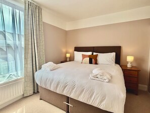 2 habitaciones, tabla de planchar con plancha, wifi y ropa de cama