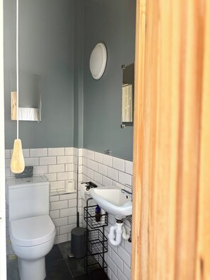 Secadora de cabello, toallas, jabón, papel de baño