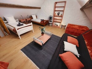Iron/ironing board, WiFi, bed sheets
