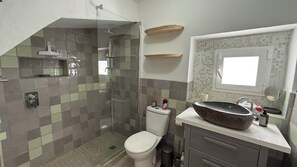 Een douche, een haardroger, handdoeken