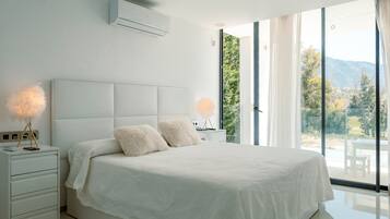 5 slaapkamers, een strijkplank/strijkijzer, wifi, beddengoed