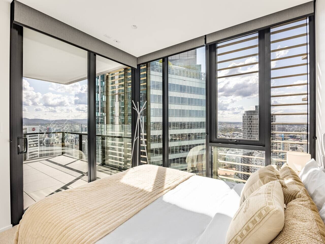 Desk, iron/ironing board, WiFi, bed sheets