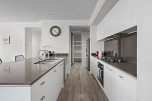 Frigorífico, microondas, horno y placa de cocina
