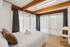 3 bedrooms, desk, iron/ironing board, WiFi - Modern 3-Bedroom Stay | Walk to Shops & Dining (Robertson)