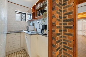 Fridge, microwave, toaster, cookware/dishes/utensils - Modern 3-Bedroom Stay | Walk to Shops & Dining (Robertson)