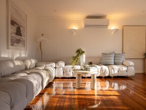 TV - Sunnybank Family 4BR Home | Walk to Plaza & Dining (Sunnybank)