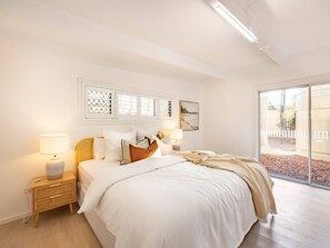 5 bedrooms, iron/ironing board, WiFi, bed sheets