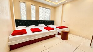 Premium bedding, desk, laptop workspace, soundproofing - Hotel Suncity - near All main Places (Ujjain)