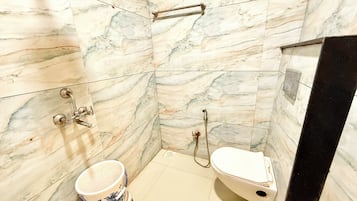 Douche, douche à « effet pluie », bidet, savon