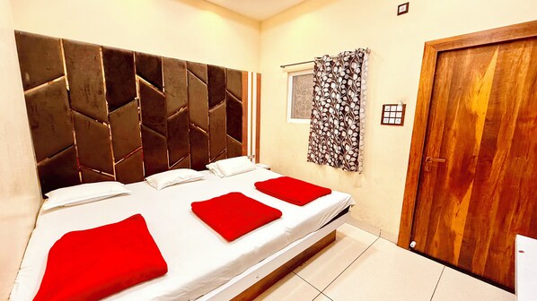 Habitación triple superior | Ropa de cama de alta calidad y escritorio