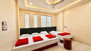 スーペリア 4 人部屋 | 高級寝具、デスク、ノートパソコン用作業スペース、防音設備