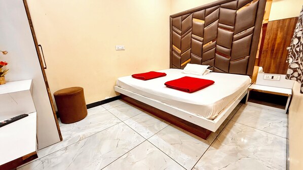 Roupas de cama premium, escrivaninha, espaço de trabalho para notebook