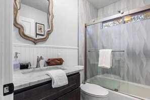 Bruser, hårtørrer, håndklæder