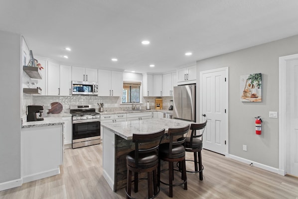 Fridge, oven, stovetop, dishwasher