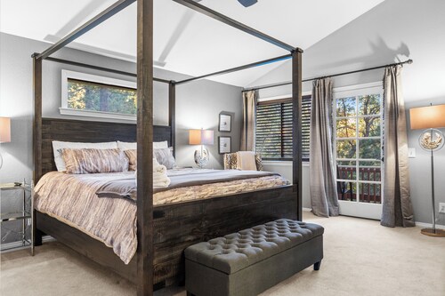 5BDR Stay w/ Fireplace, Game room & Family-Friendly Amenities | Arrowhead Chalet