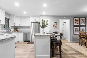 Fridge, oven, stovetop, dishwasher