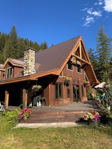 Ski Lodge on acreage close to RMR. Pet friendly!