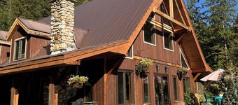 Ski Lodge on acreage close to RMR. Pet friendly!