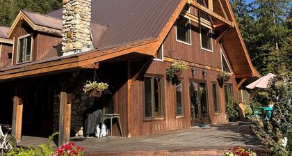 Ski Lodge on acreage close to RMR. Pet friendly!
