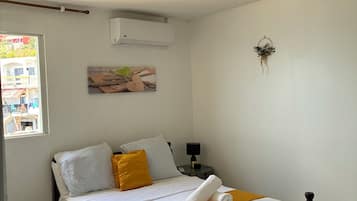 1 quarto, ferros/tábuas de passar roupa, berço de viagem