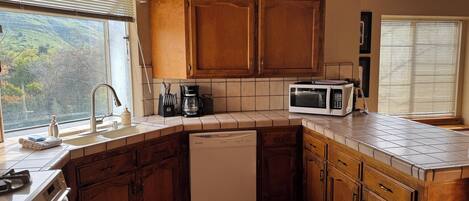 Microondas, horno, parrilla de estufa y lavavajillas