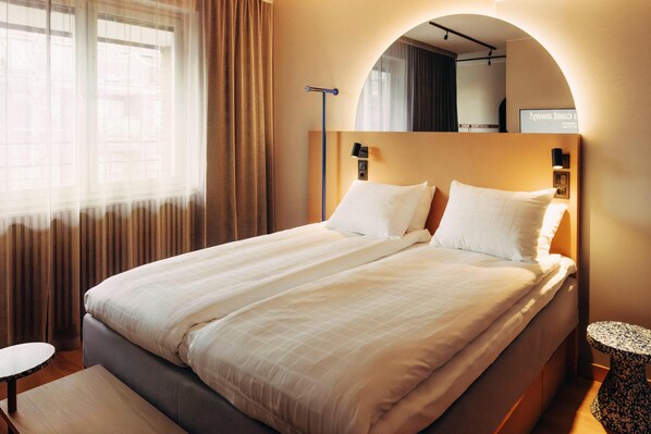 Cortinas blackout, wifi gratis y ropa de cama 