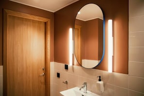 Room (Queen) | Bathroom