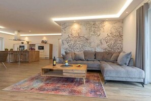 Smart TV, fireplace, stereo